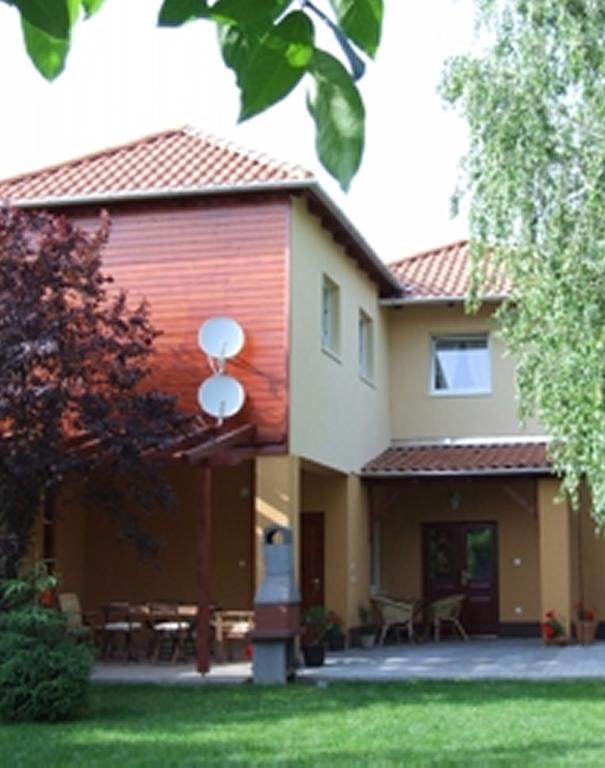 Ilona Apartmanhaz Komárom Exterior photo